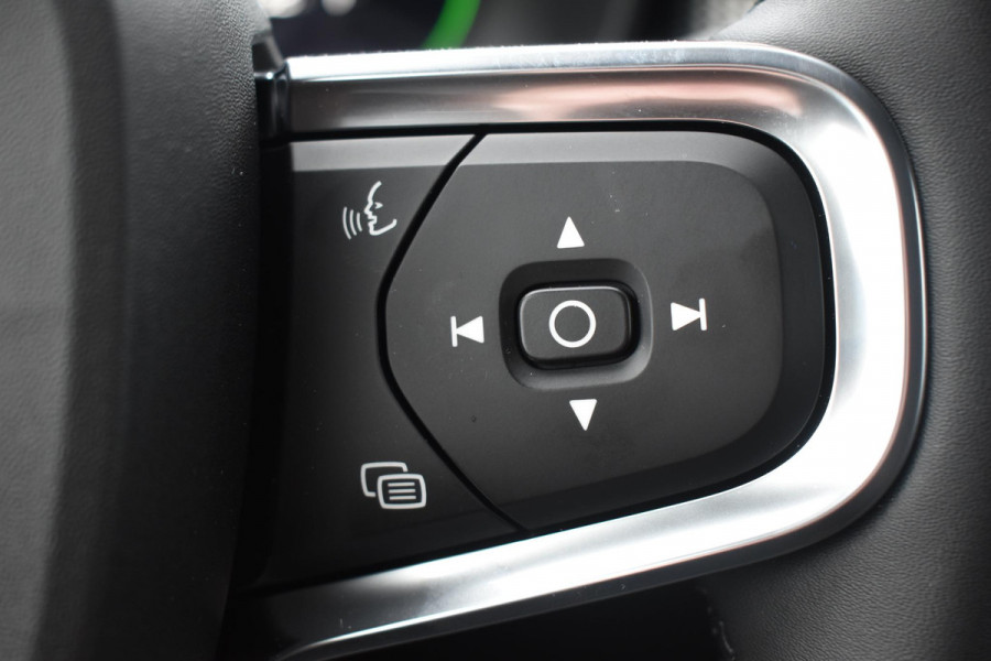 Volvo EX40 252PK Single Motor Ext. Range Plus Black Edition / Extra getint glas / 20'' velgen / Panoramadak / Zwart dak / Harman Kardon / Microtech/Nubuck