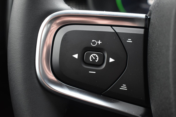 Volvo EX40 252PK Single Motor Ext. Range Plus Black Edition / Extra getint glas / 20'' velgen / Panoramadak / Zwart dak / Harman Kardon / Microtech/Nubuck