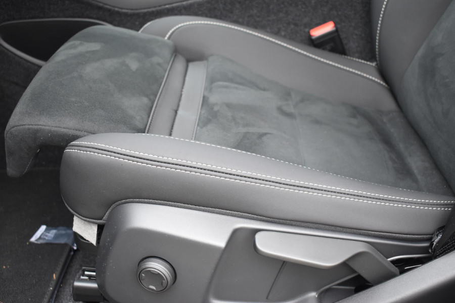 Volvo EX40 252PK Single Motor Ext. Range Plus Black Edition / Extra getint glas / 20'' velgen / Panoramadak / Zwart dak / Harman Kardon / Microtech/Nubuck