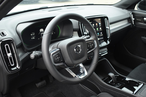 Volvo EX40 252PK Single Motor Ext. Range Plus Black Edition / Extra getint glas / 20'' velgen / Panoramadak / Zwart dak / Harman Kardon / Microtech/Nubuck