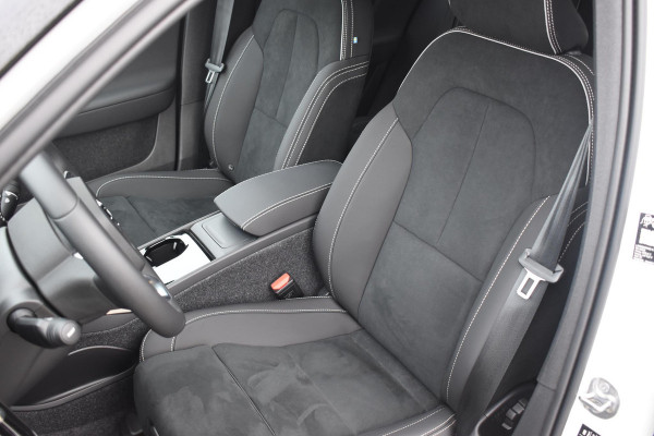 Volvo EX40 252PK Single Motor Ext. Range Plus Black Edition / Extra getint glas / 20'' velgen / Panoramadak / Zwart dak / Harman Kardon / Microtech/Nubuck