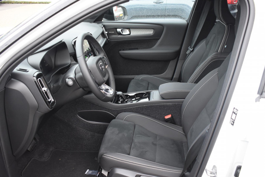 Volvo EX40 252PK Single Motor Ext. Range Plus Black Edition / Extra getint glas / 20'' velgen / Panoramadak / Zwart dak / Harman Kardon / Microtech/Nubuck