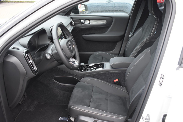 Volvo EX40 252PK Single Motor Ext. Range Plus Black Edition / Extra getint glas / 20'' velgen / Panoramadak / Zwart dak / Harman Kardon / Microtech/Nubuck