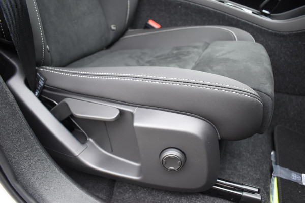 Volvo EX40 252PK Single Motor Ext. Range Plus Black Edition / Extra getint glas / 20'' velgen / Panoramadak / Zwart dak / Harman Kardon / Microtech/Nubuck