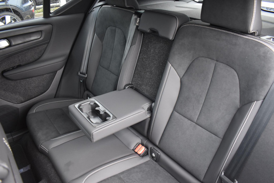 Volvo EX40 252PK Single Motor Ext. Range Plus Black Edition / Extra getint glas / 20'' velgen / Panoramadak / Zwart dak / Harman Kardon / Microtech/Nubuck