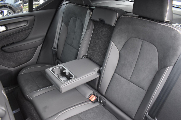 Volvo EX40 252PK Single Motor Ext. Range Plus Black Edition / Extra getint glas / 20'' velgen / Panoramadak / Zwart dak / Harman Kardon / Microtech/Nubuck