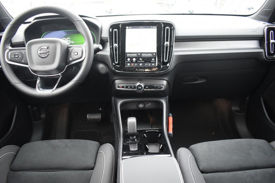 Volvo EX40 252PK Single Motor Ext. Range Plus Black Edition / Extra getint glas / 20'' velgen / Panoramadak / Zwart dak / Harman Kardon / Microtech/Nubuck