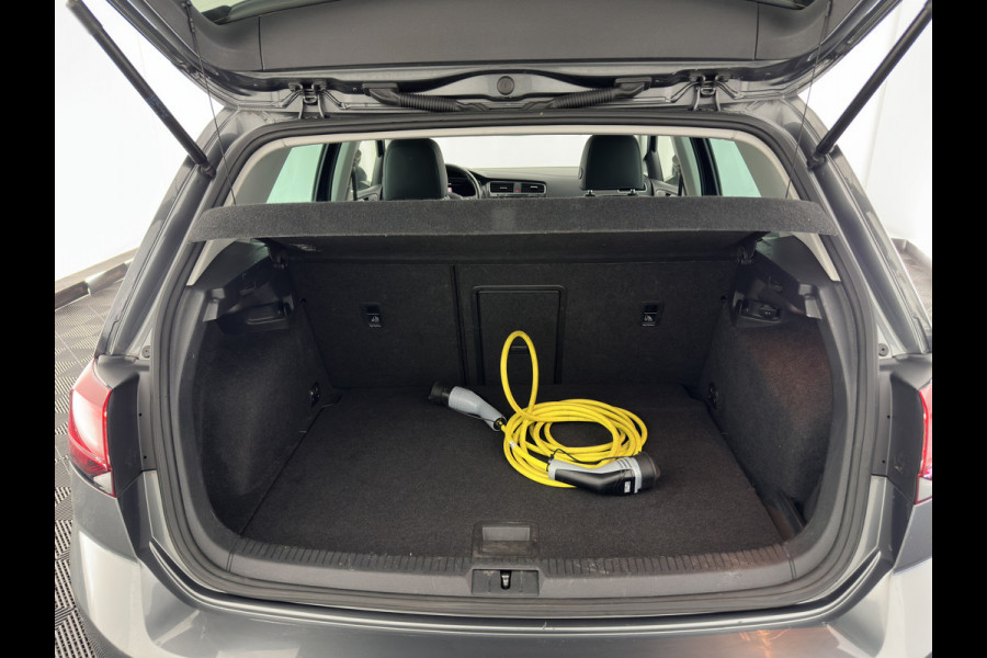 Volkswagen E-Golf {SOH-100%) Aut.* LUXURY-LEATHER | FULL-LED | NAVI-FULLMAP | CAMERA | HEATED-SPORTSEATS | ECC | PDC | CARPLAY | CRUISE | PRIVACY-GLASS | DIGI-COCKPIT | AMBIENT-LIGHT | CCS-FASTLOADER | 19''ALU*