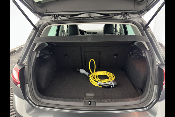 Volkswagen E-Golf {SOH-100%) Aut.* LUXURY-LEATHER | FULL-LED | NAVI-FULLMAP | CAMERA | HEATED-SPORTSEATS | ECC | PDC | CARPLAY | CRUISE | PRIVACY-GLASS | DIGI-COCKPIT | AMBIENT-LIGHT | CCS-FASTLOADER | 19''ALU*