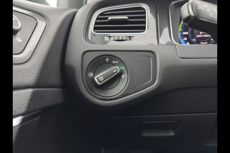 Volkswagen E-Golf {SOH-100%) Aut.* LUXURY-LEATHER | FULL-LED | NAVI-FULLMAP | CAMERA | HEATED-SPORTSEATS | ECC | PDC | CARPLAY | CRUISE | PRIVACY-GLASS | DIGI-COCKPIT | AMBIENT-LIGHT | CCS-FASTLOADER | 19''ALU*