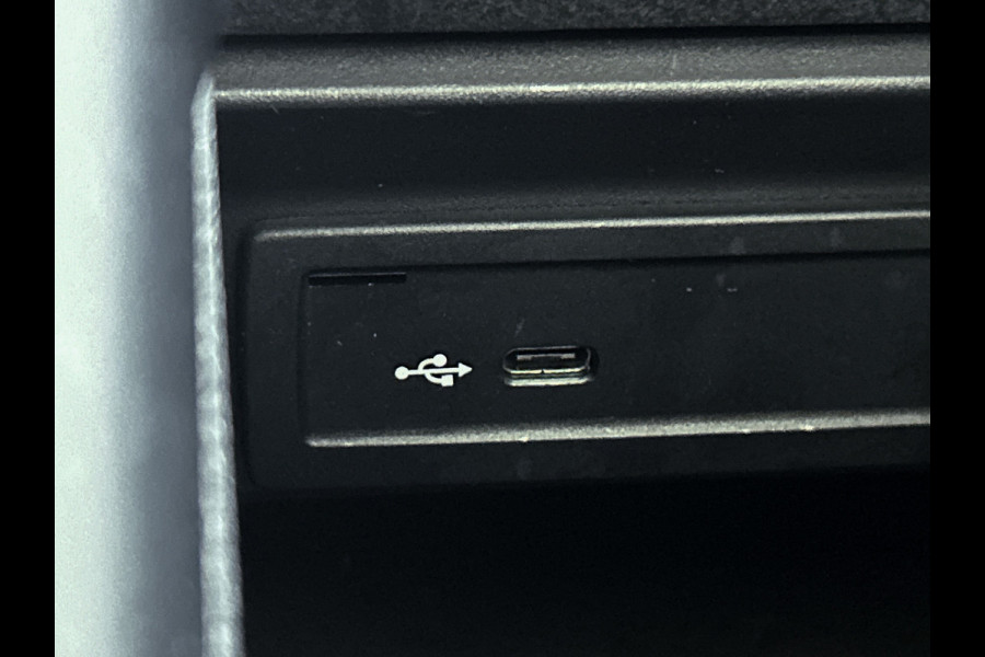 Mercedes-Benz A-Klasse 180 Premium Plus | Panoramadak | elct. bedienbare voor stoelen met memory | Navigatie | Parking support met camera achter | Inclusief 24 maanden MB Certified garantie voor Europa