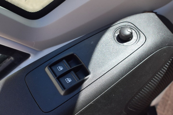 Peugeot Boxer 335 2.2 HDI L4 BAKWAGEN DAKSPOILER NAVI DAB CRUISE