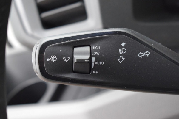 Volkswagen Crafter 2.0 TDI L3H3 Highline MY25 AUTOMAAT LED TREKHAAK GEVEERDE STOEL