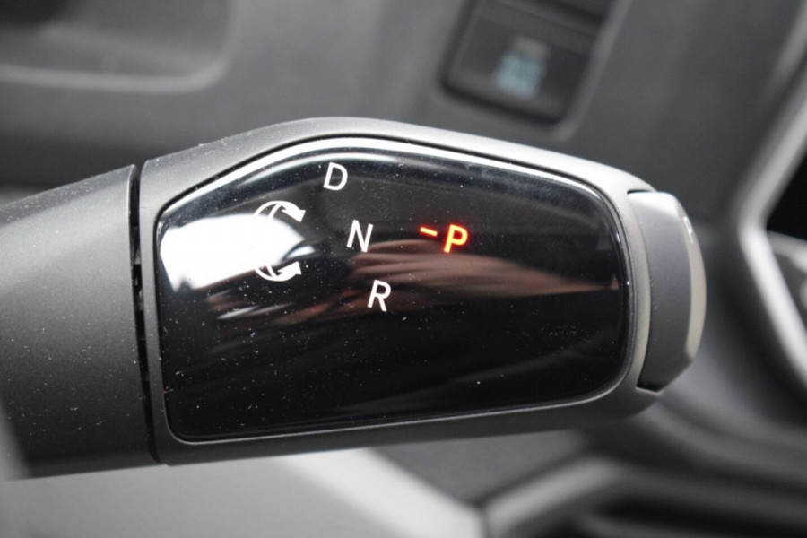 Volkswagen Crafter 2.0 TDI L3H3 Highline MY25 AUTOMAAT LED TREKHAAK GEVEERDE STOEL