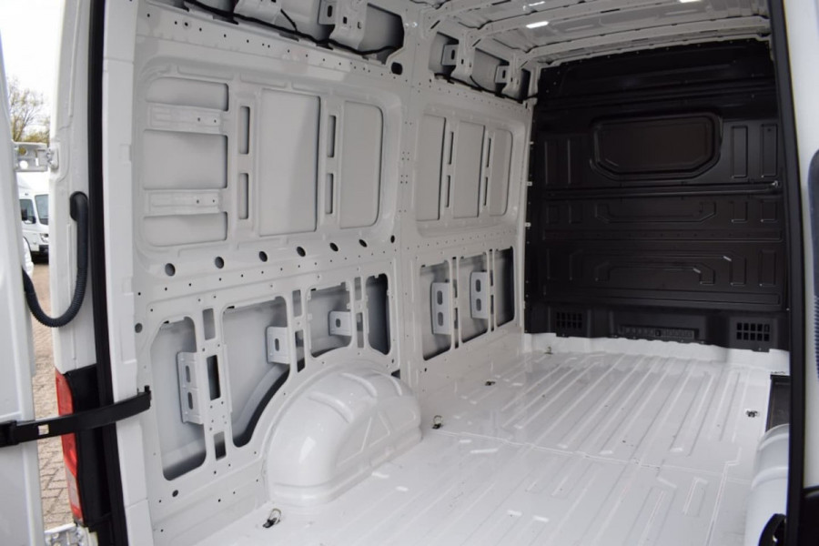 Volkswagen Crafter 2.0 TDI L3H3 Highline MY25 AUTOMAAT LED TREKHAAK GEVEERDE STOEL