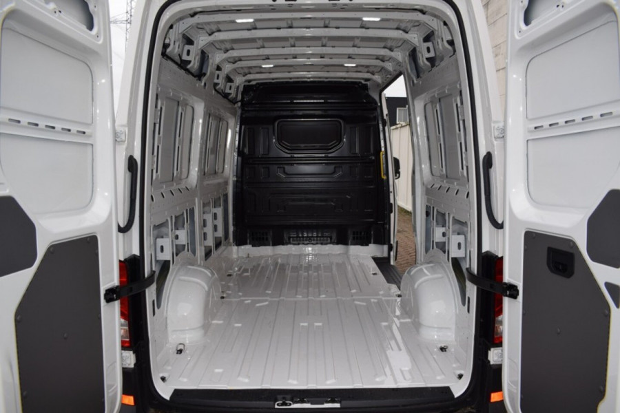 Volkswagen Crafter 2.0 TDI L3H3 Highline MY25 AUTOMAAT LED TREKHAAK GEVEERDE STOEL