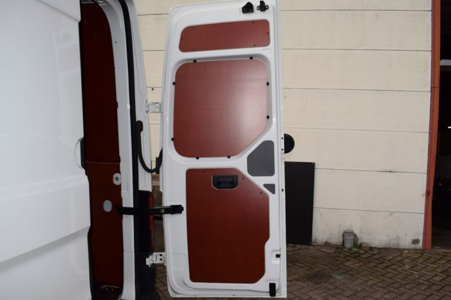 Volkswagen Crafter 2.0 TDI L3H3 Highline 140 PK LED TREKHAAK NAVI BETIMMERING