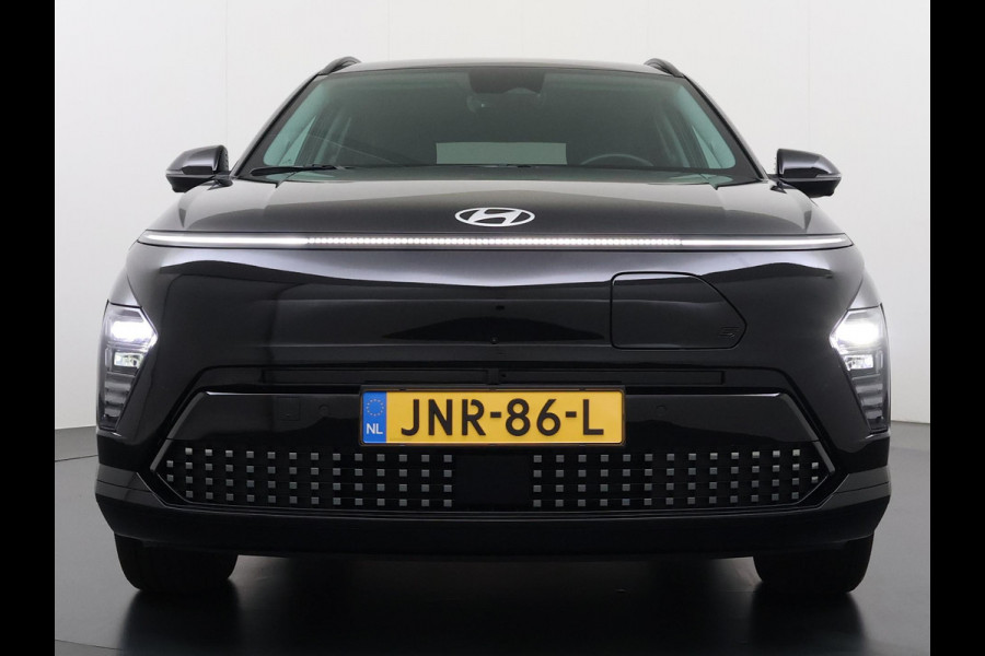 Hyundai Kona Elektro 160 kW 65 ,4kWh VAN: €33.900,- VOOR: €30.770,- UW EINDEJAARSVOORDEEL: €3.130 | 65 ,4 kwh | 3-Fase Lader | Dealeronderhouden | Fabrieksgarantie Hyundai tot 2029 | Stoel & Stuurverwarming | 360 camera | | Rijklaar Geleverd