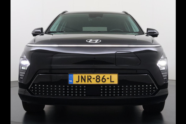Hyundai Kona Elektro 160 kW 65 ,4kWh VAN: €33.900,- VOOR: €30.770,- UW EINDEJAARSVOORDEEL: €3.130 | 65 ,4 kwh | 3-Fase Lader | Dealeronderhouden | Fabrieksgarantie Hyundai tot 2029 | Stoel & Stuurverwarming | 360 camera | | Rijklaar Geleverd