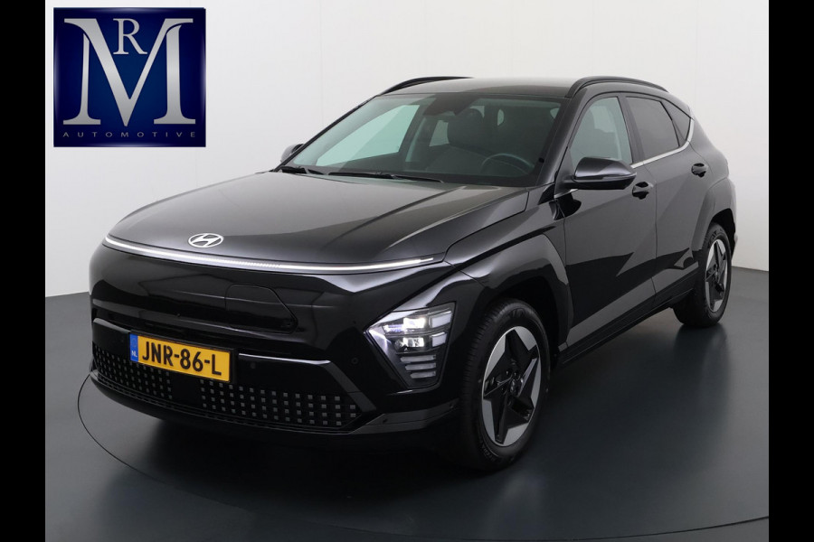Hyundai Kona Elektro 160 kW 65 ,4kWh VAN: €33.900,- VOOR: €30.770,- UW EINDEJAARSVOORDEEL: €3.130 | 65 ,4 kwh | 3-Fase Lader | Dealeronderhouden | Fabrieksgarantie Hyundai tot 2029 | Stoel & Stuurverwarming | 360 camera | | Rijklaar Geleverd
