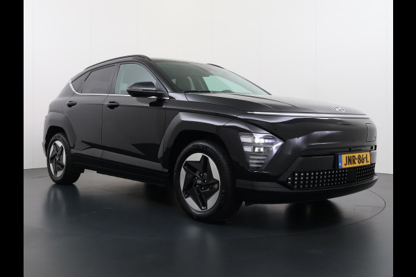 Hyundai Kona Elektro 160 kW 65 ,4kWh VAN: €33.900,- VOOR: €30.770,- UW EINDEJAARSVOORDEEL: €3.130 | 65 ,4 kwh | 3-Fase Lader | Dealeronderhouden | Fabrieksgarantie Hyundai tot 2029 | Stoel & Stuurverwarming | 360 camera | | Rijklaar Geleverd