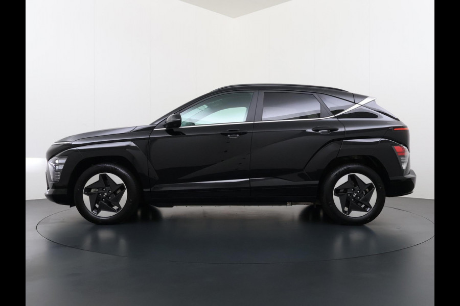 Hyundai Kona Elektro 160 kW 65 ,4kWh VAN: €33.900,- VOOR: €30.770,- UW EINDEJAARSVOORDEEL: €3.130 | 65 ,4 kwh | 3-Fase Lader | Dealeronderhouden | Fabrieksgarantie Hyundai tot 2029 | Stoel & Stuurverwarming | 360 camera | | Rijklaar Geleverd