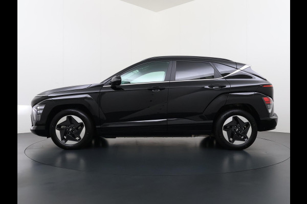 Hyundai Kona Elektro 160 kW 65 ,4kWh VAN: €33.900,- VOOR: €30.770,- UW EINDEJAARSVOORDEEL: €3.130 | 65 ,4 kwh | 3-Fase Lader | Dealeronderhouden | Fabrieksgarantie Hyundai tot 2029 | Stoel & Stuurverwarming | 360 camera | | Rijklaar Geleverd