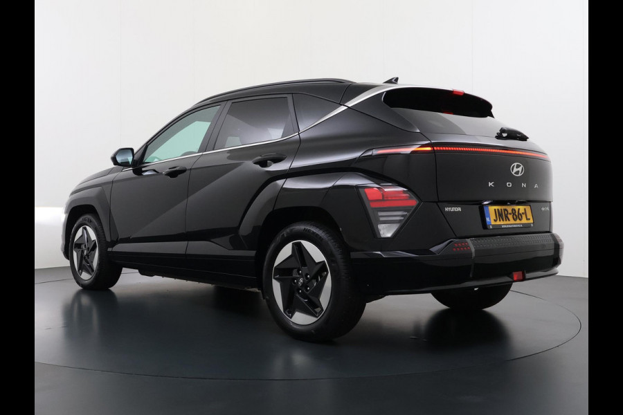 Hyundai Kona Elektro 160 kW 65 ,4kWh VAN: €33.900,- VOOR: €30.770,- UW EINDEJAARSVOORDEEL: €3.130 | 65 ,4 kwh | 3-Fase Lader | Dealeronderhouden | Fabrieksgarantie Hyundai tot 2029 | Stoel & Stuurverwarming | 360 camera | | Rijklaar Geleverd