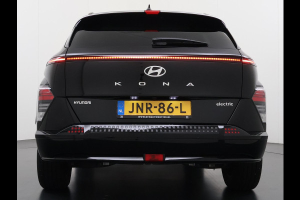 Hyundai Kona Elektro 160 kW 65 ,4kWh VAN: €33.900,- VOOR: €30.770,- UW EINDEJAARSVOORDEEL: €3.130 | 65 ,4 kwh | 3-Fase Lader | Dealeronderhouden | Fabrieksgarantie Hyundai tot 2029 | Stoel & Stuurverwarming | 360 camera | | Rijklaar Geleverd