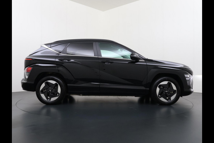 Hyundai Kona Elektro 160 kW 65 ,4kWh VAN: €33.900,- VOOR: €30.770,- UW EINDEJAARSVOORDEEL: €3.130 | 65 ,4 kwh | 3-Fase Lader | Dealeronderhouden | Fabrieksgarantie Hyundai tot 2029 | Stoel & Stuurverwarming | 360 camera | | Rijklaar Geleverd