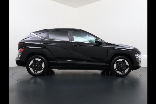 Hyundai Kona Elektro 160 kW 65 ,4kWh VAN: €33.900,- VOOR: €30.770,- UW EINDEJAARSVOORDEEL: €3.130 | 65 ,4 kwh | 3-Fase Lader | Dealeronderhouden | Fabrieksgarantie Hyundai tot 2029 | Stoel & Stuurverwarming | 360 camera | | Rijklaar Geleverd
