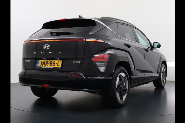 Hyundai Kona Elektro 160 kW 65 ,4kWh VAN: €33.900,- VOOR: €30.770,- UW EINDEJAARSVOORDEEL: €3.130 | 65 ,4 kwh | 3-Fase Lader | Dealeronderhouden | Fabrieksgarantie Hyundai tot 2029 | Stoel & Stuurverwarming | 360 camera | | Rijklaar Geleverd