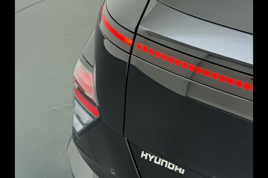 Hyundai Kona Elektro 160 kW 65 ,4kWh VAN: €33.900,- VOOR: €30.770,- UW EINDEJAARSVOORDEEL: €3.130 | 65 ,4 kwh | 3-Fase Lader | Dealeronderhouden | Fabrieksgarantie Hyundai tot 2029 | Stoel & Stuurverwarming | 360 camera | | Rijklaar Geleverd