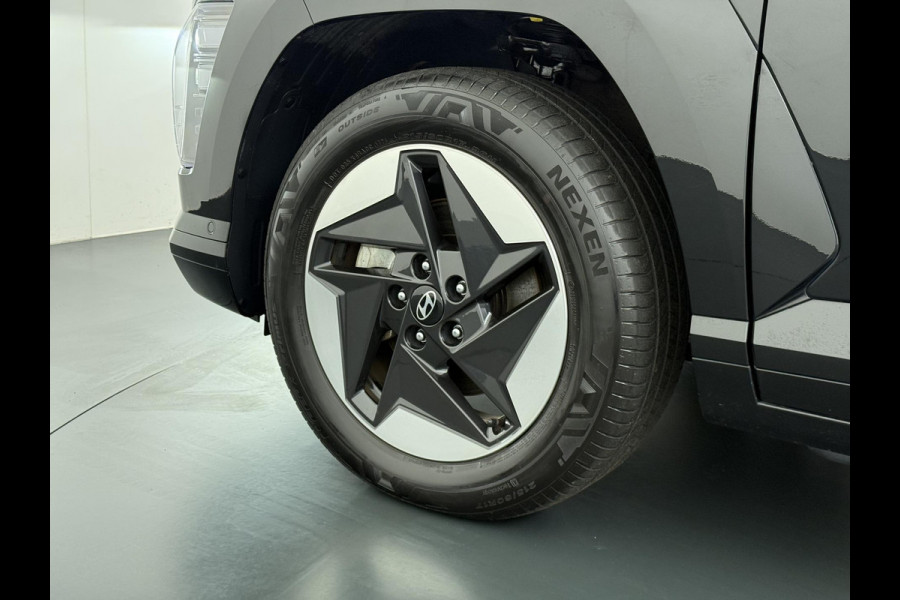 Hyundai Kona Elektro 160 kW 65 ,4kWh VAN: €33.900,- VOOR: €30.770,- UW EINDEJAARSVOORDEEL: €3.130 | 65 ,4 kwh | 3-Fase Lader | Dealeronderhouden | Fabrieksgarantie Hyundai tot 2029 | Stoel & Stuurverwarming | 360 camera | | Rijklaar Geleverd