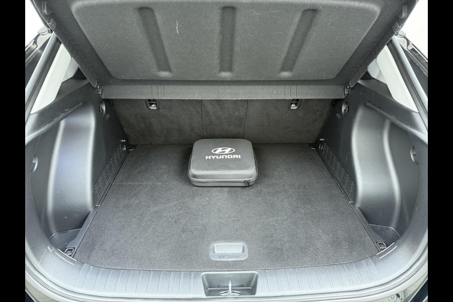 Hyundai Kona Elektro 160 kW 65 ,4kWh VAN: €33.900,- VOOR: €30.770,- UW EINDEJAARSVOORDEEL: €3.130 | 65 ,4 kwh | 3-Fase Lader | Dealeronderhouden | Fabrieksgarantie Hyundai tot 2029 | Stoel & Stuurverwarming | 360 camera | | Rijklaar Geleverd