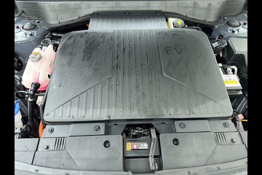 Hyundai Kona Elektro 160 kW 65 ,4kWh VAN: €33.900,- VOOR: €30.770,- UW EINDEJAARSVOORDEEL: €3.130 | 65 ,4 kwh | 3-Fase Lader | Dealeronderhouden | Fabrieksgarantie Hyundai tot 2029 | Stoel & Stuurverwarming | 360 camera | | Rijklaar Geleverd