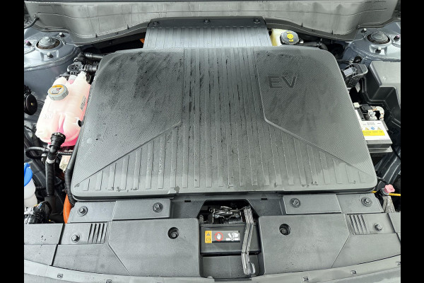 Hyundai Kona Elektro 160 kW 65 ,4kWh VAN: €33.900,- VOOR: €30.770,- UW EINDEJAARSVOORDEEL: €3.130 | 65 ,4 kwh | 3-Fase Lader | Dealeronderhouden | Fabrieksgarantie Hyundai tot 2029 | Stoel & Stuurverwarming | 360 camera | | Rijklaar Geleverd