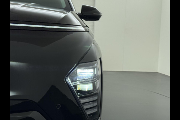 Hyundai Kona Elektro 160 kW 65 ,4kWh VAN: €33.900,- VOOR: €30.770,- UW EINDEJAARSVOORDEEL: €3.130 | 65 ,4 kwh | 3-Fase Lader | Dealeronderhouden | Fabrieksgarantie Hyundai tot 2029 | Stoel & Stuurverwarming | 360 camera | | Rijklaar Geleverd