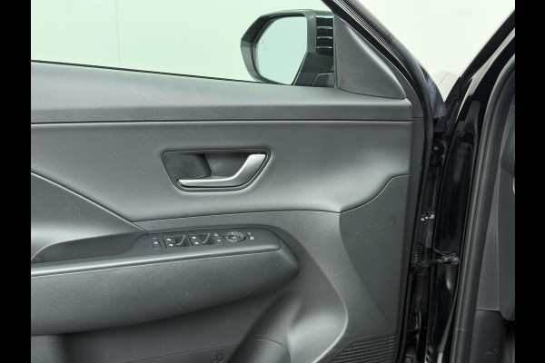 Hyundai Kona Elektro 160 kW 65 ,4kWh VAN: €33.900,- VOOR: €30.770,- UW EINDEJAARSVOORDEEL: €3.130 | 65 ,4 kwh | 3-Fase Lader | Dealeronderhouden | Fabrieksgarantie Hyundai tot 2029 | Stoel & Stuurverwarming | 360 camera | | Rijklaar Geleverd