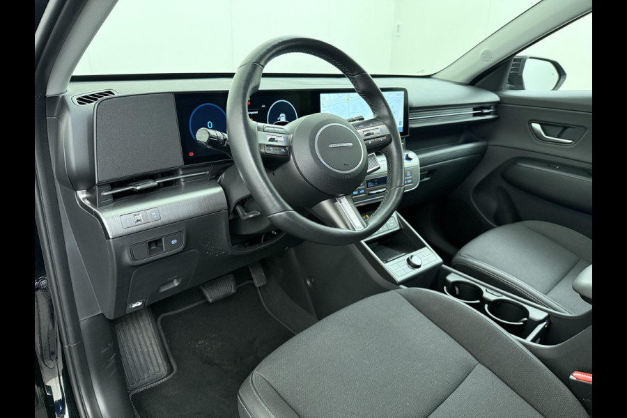 Hyundai Kona Elektro 160 kW 65 ,4kWh VAN: €33.900,- VOOR: €30.770,- UW EINDEJAARSVOORDEEL: €3.130 | 65 ,4 kwh | 3-Fase Lader | Dealeronderhouden | Fabrieksgarantie Hyundai tot 2029 | Stoel & Stuurverwarming | 360 camera | | Rijklaar Geleverd