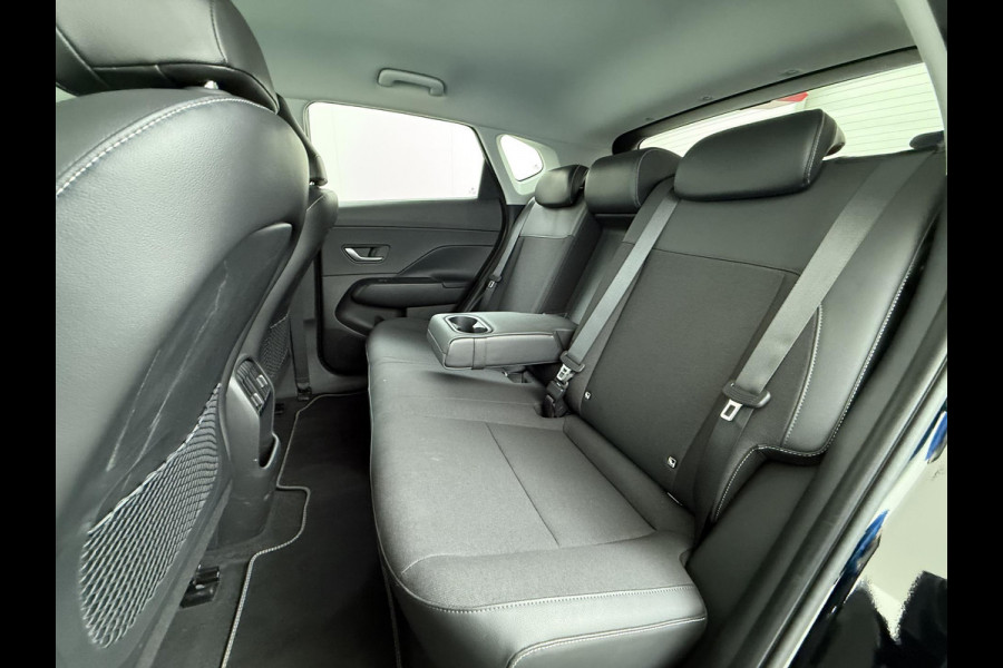 Hyundai Kona Elektro 160 kW 65 ,4kWh VAN: €33.900,- VOOR: €30.770,- UW EINDEJAARSVOORDEEL: €3.130 | 65 ,4 kwh | 3-Fase Lader | Dealeronderhouden | Fabrieksgarantie Hyundai tot 2029 | Stoel & Stuurverwarming | 360 camera | | Rijklaar Geleverd
