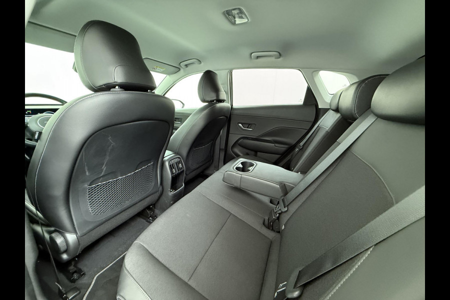 Hyundai Kona Elektro 160 kW 65 ,4kWh VAN: €33.900,- VOOR: €30.770,- UW EINDEJAARSVOORDEEL: €3.130 | 65 ,4 kwh | 3-Fase Lader | Dealeronderhouden | Fabrieksgarantie Hyundai tot 2029 | Stoel & Stuurverwarming | 360 camera | | Rijklaar Geleverd