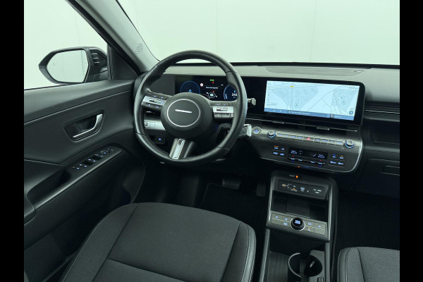 Hyundai Kona Elektro 160 kW 65 ,4kWh VAN: €33.900,- VOOR: €30.770,- UW EINDEJAARSVOORDEEL: €3.130 | 65 ,4 kwh | 3-Fase Lader | Dealeronderhouden | Fabrieksgarantie Hyundai tot 2029 | Stoel & Stuurverwarming | 360 camera | | Rijklaar Geleverd