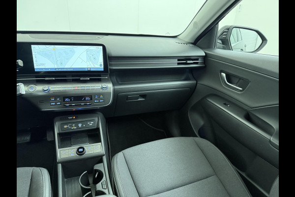 Hyundai Kona Elektro 160 kW 65 ,4kWh VAN: €33.900,- VOOR: €30.770,- UW EINDEJAARSVOORDEEL: €3.130 | 65 ,4 kwh | 3-Fase Lader | Dealeronderhouden | Fabrieksgarantie Hyundai tot 2029 | Stoel & Stuurverwarming | 360 camera | | Rijklaar Geleverd