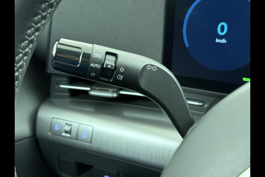 Hyundai Kona Elektro 160 kW 65 ,4kWh VAN: €33.900,- VOOR: €30.770,- UW EINDEJAARSVOORDEEL: €3.130 | 65 ,4 kwh | 3-Fase Lader | Dealeronderhouden | Fabrieksgarantie Hyundai tot 2029 | Stoel & Stuurverwarming | 360 camera | | Rijklaar Geleverd