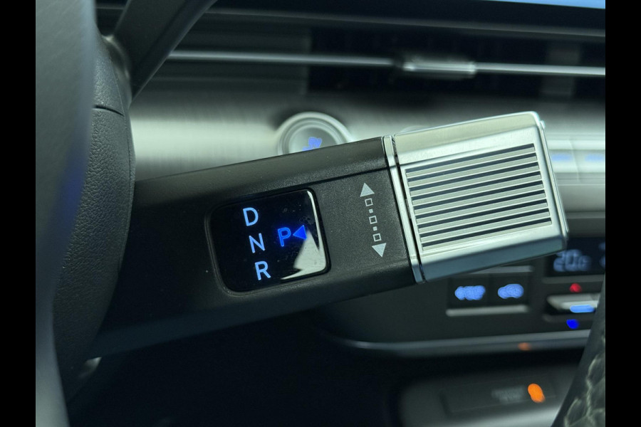 Hyundai Kona Elektro 160 kW 65 ,4kWh VAN: €33.900,- VOOR: €30.770,- UW EINDEJAARSVOORDEEL: €3.130 | 65 ,4 kwh | 3-Fase Lader | Dealeronderhouden | Fabrieksgarantie Hyundai tot 2029 | Stoel & Stuurverwarming | 360 camera | | Rijklaar Geleverd