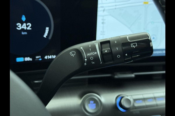 Hyundai Kona Elektro 160 kW 65 ,4kWh VAN: €33.900,- VOOR: €30.770,- UW EINDEJAARSVOORDEEL: €3.130 | 65 ,4 kwh | 3-Fase Lader | Dealeronderhouden | Fabrieksgarantie Hyundai tot 2029 | Stoel & Stuurverwarming | 360 camera | | Rijklaar Geleverd