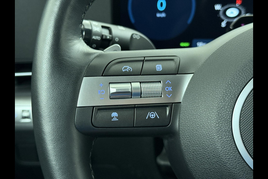 Hyundai Kona Elektro 160 kW 65 ,4kWh VAN: €33.900,- VOOR: €30.770,- UW EINDEJAARSVOORDEEL: €3.130 | 65 ,4 kwh | 3-Fase Lader | Dealeronderhouden | Fabrieksgarantie Hyundai tot 2029 | Stoel & Stuurverwarming | 360 camera | | Rijklaar Geleverd