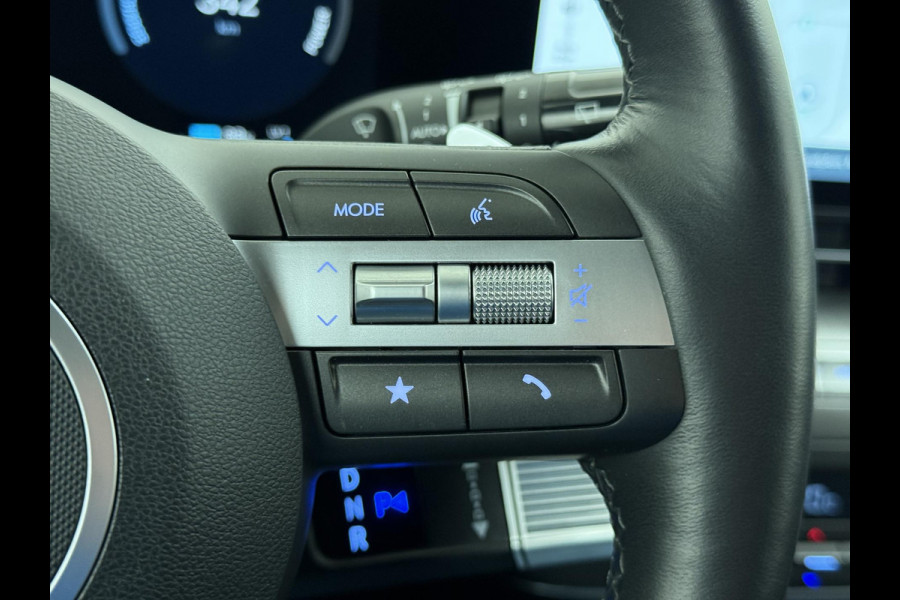 Hyundai Kona Elektro 160 kW 65 ,4kWh VAN: €33.900,- VOOR: €30.770,- UW EINDEJAARSVOORDEEL: €3.130 | 65 ,4 kwh | 3-Fase Lader | Dealeronderhouden | Fabrieksgarantie Hyundai tot 2029 | Stoel & Stuurverwarming | 360 camera | | Rijklaar Geleverd