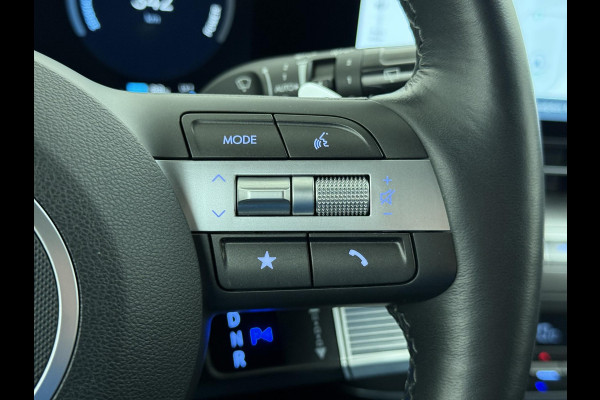 Hyundai Kona Elektro 160 kW 65 ,4kWh VAN: €33.900,- VOOR: €30.770,- UW EINDEJAARSVOORDEEL: €3.130 | 65 ,4 kwh | 3-Fase Lader | Dealeronderhouden | Fabrieksgarantie Hyundai tot 2029 | Stoel & Stuurverwarming | 360 camera | | Rijklaar Geleverd